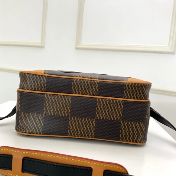MESSENGER NANO AMAZONE LOUIS VUITTON 0812